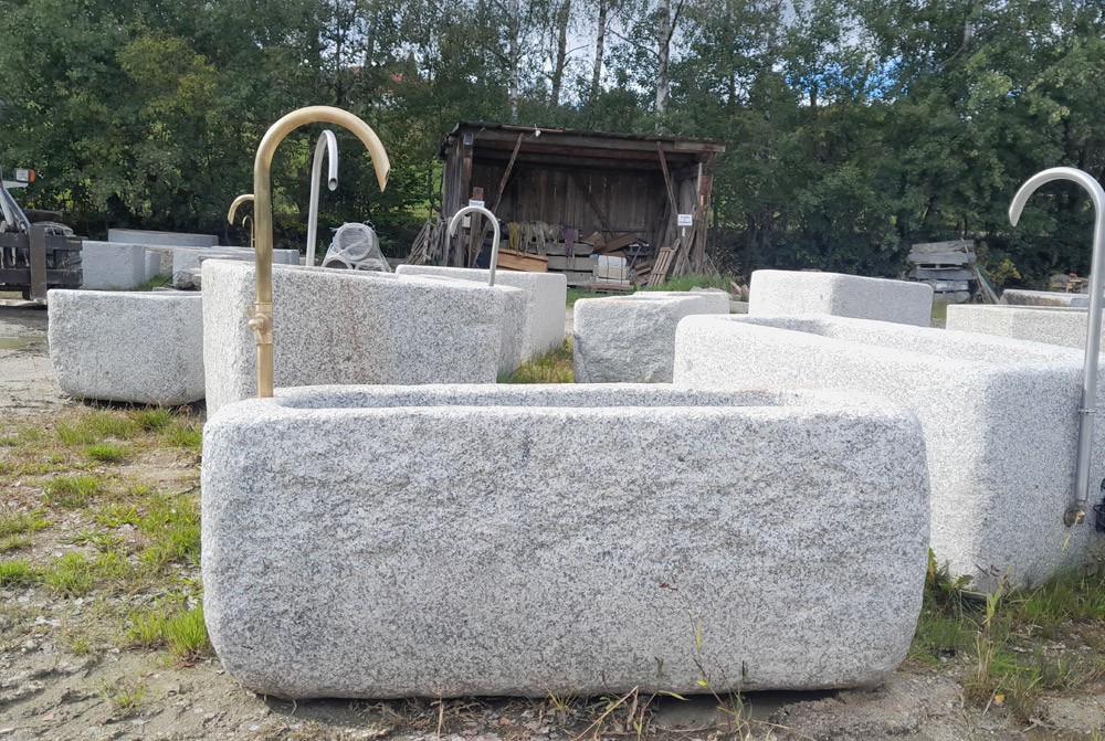 Granitbrunnen mit Messingeinlauf, 144 x 62 x 58 cm