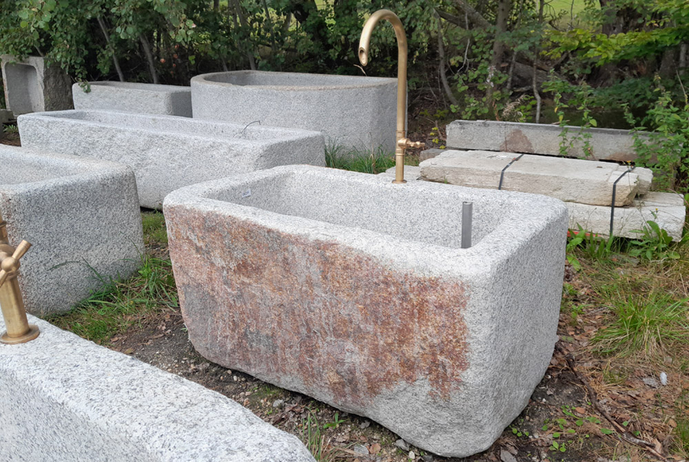 Granitbrunnen mit Messingeinlauf, 130 x 79 x 68 cm