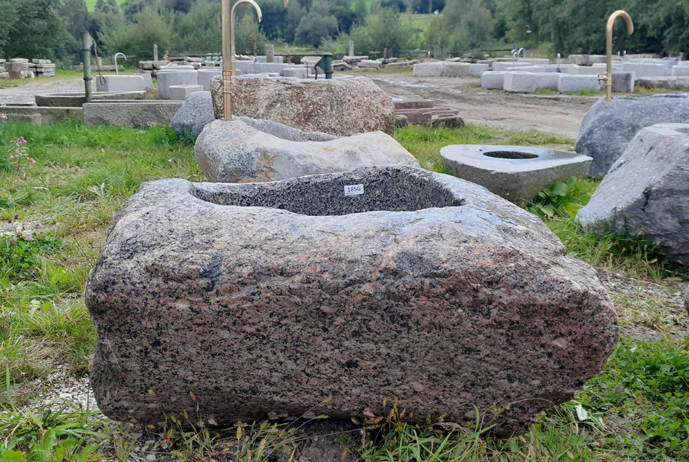 Findlingsbrunnen aus Granit, 90 x 90 x 46 cm