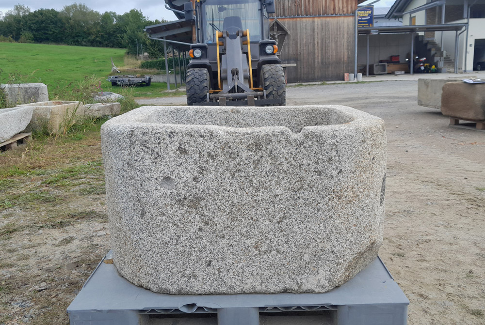 Alter Granitbrunnen, 113 x 92 x 61 cm