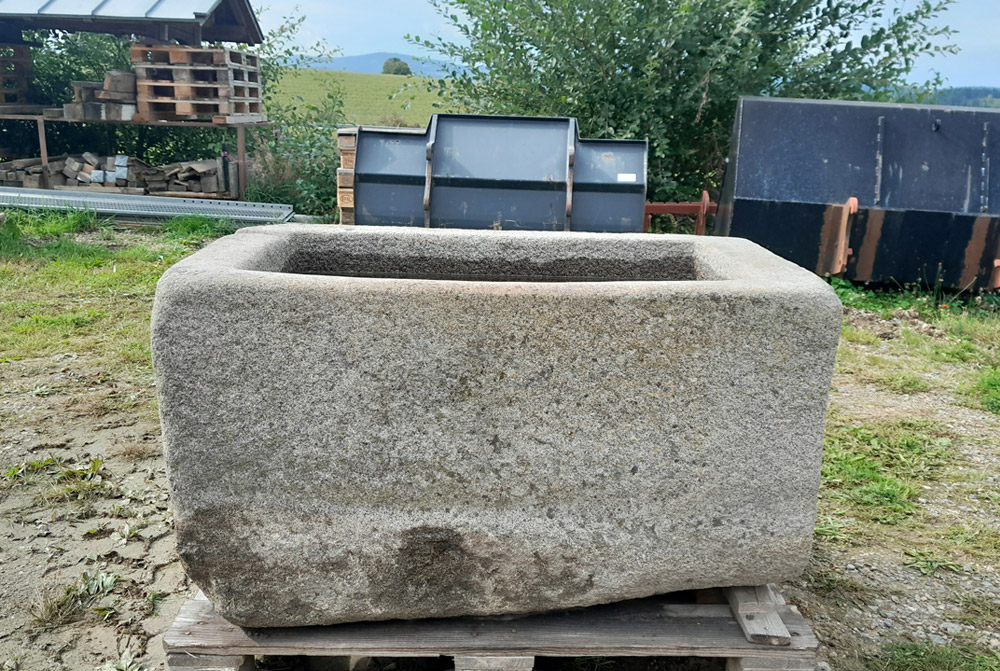 Granitbrunnen, antik, 118 x 67 x 65 cm
