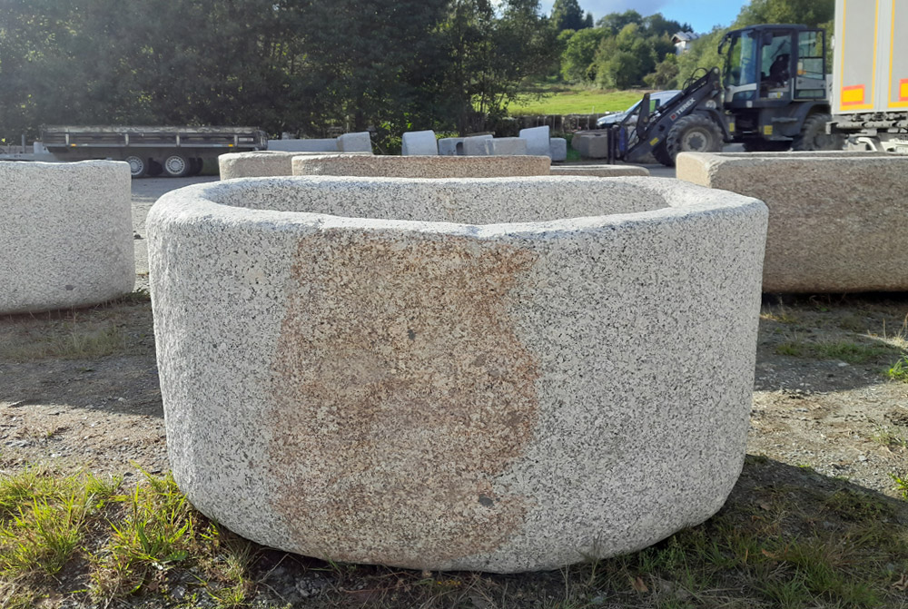 Granitbrunnen, Steinbrunnen, 117 x 73 x 57 cm