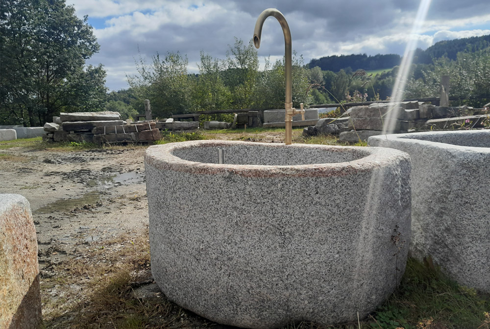 Granitbrunnen mit Messingeinlauf, 122 x 80 x 65 cm