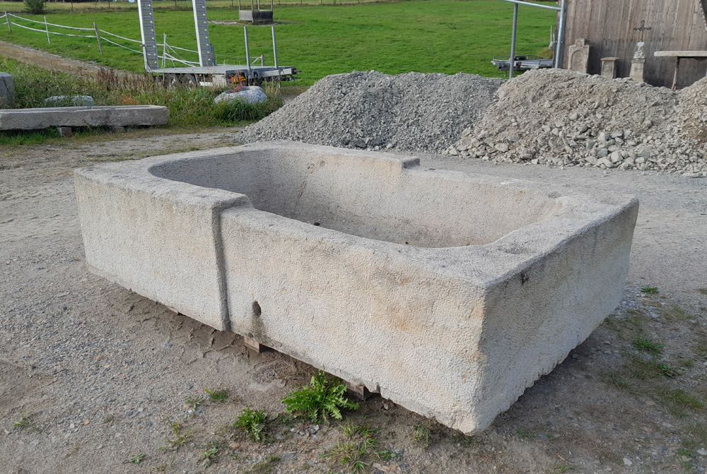 Altes Sandsteinbecken, 215 x 124 x 50 cm