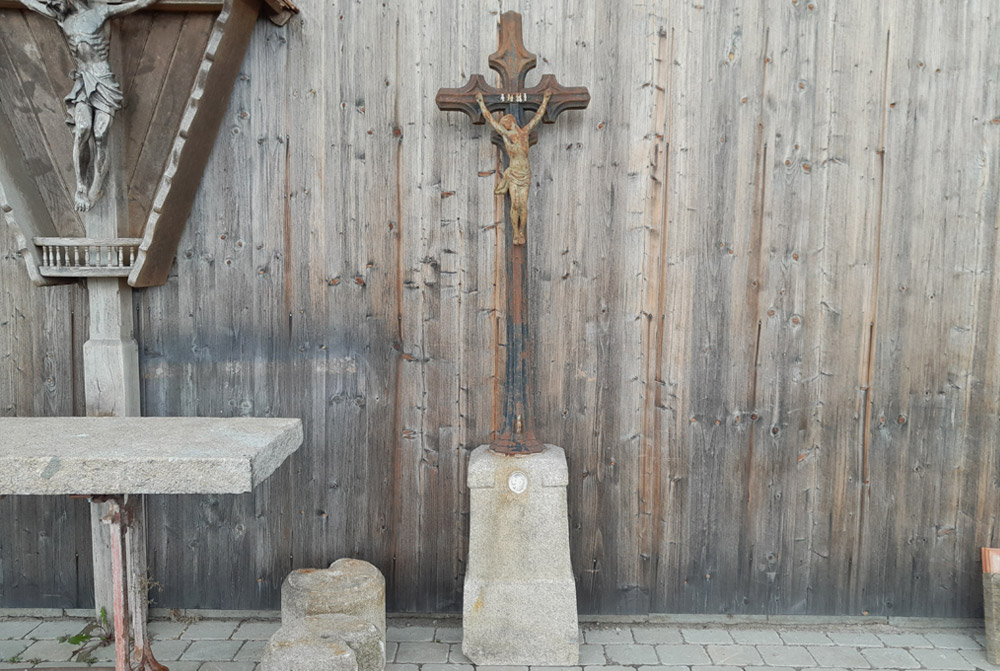 Antikes Gusseisenkreuz mit Granitsockel