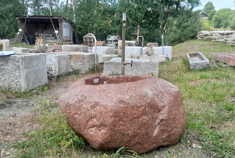 Findlingsbrunnen mit Messingeinlauf, 105 x 90 x 52 cm