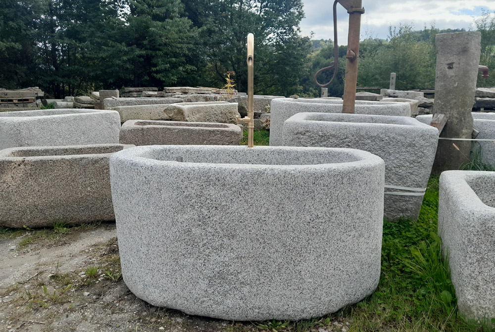 Granitbrunnen mit Messingeinlauf, 138 x 88 x 66 cm