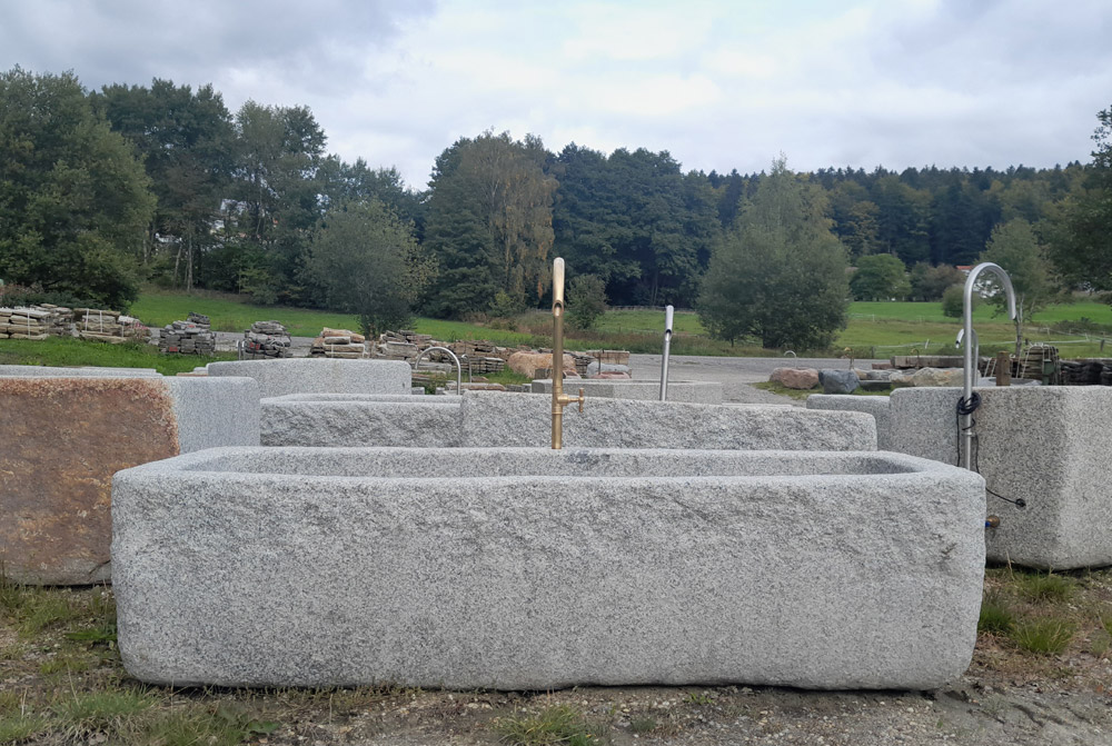 Granitbrunnen mit Messingeinlauf, 226 x 76 x 56 cm