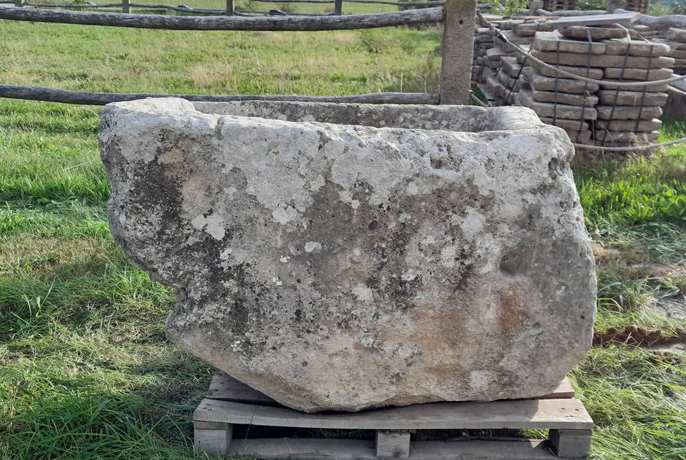 Antiker Brunnen aus Muschelkalkstein, 138 x 97 x 85 cm