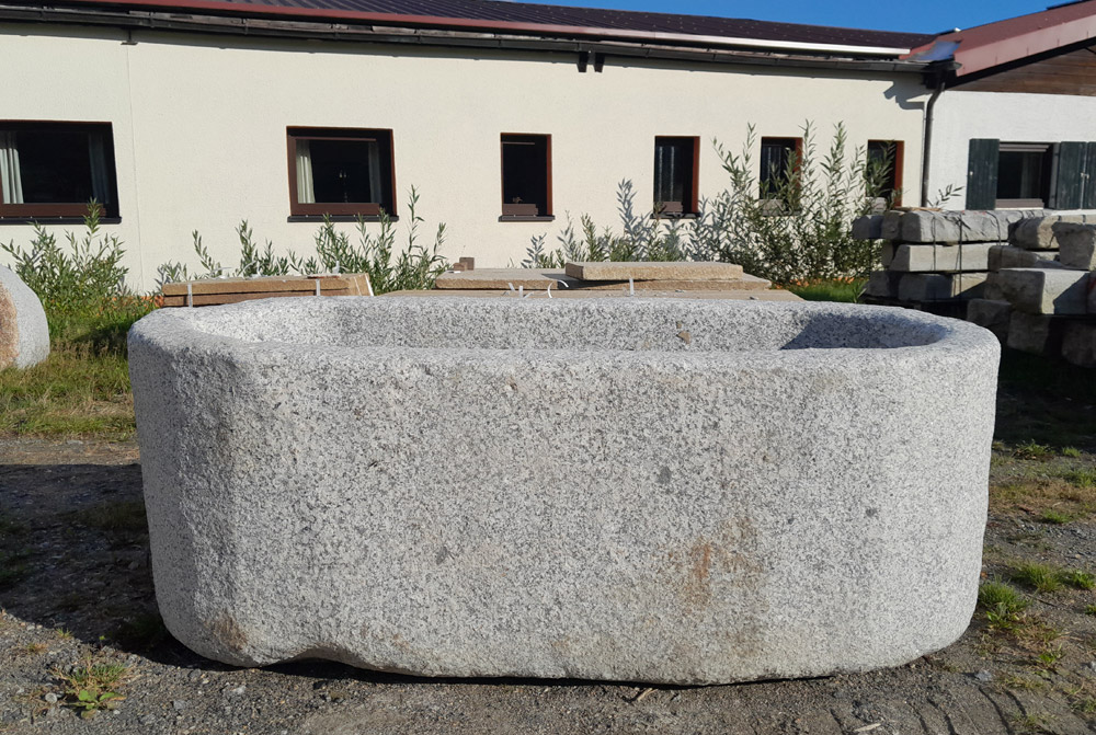 Granitbrunnen, oval, 176 x 78 x 60 cm
