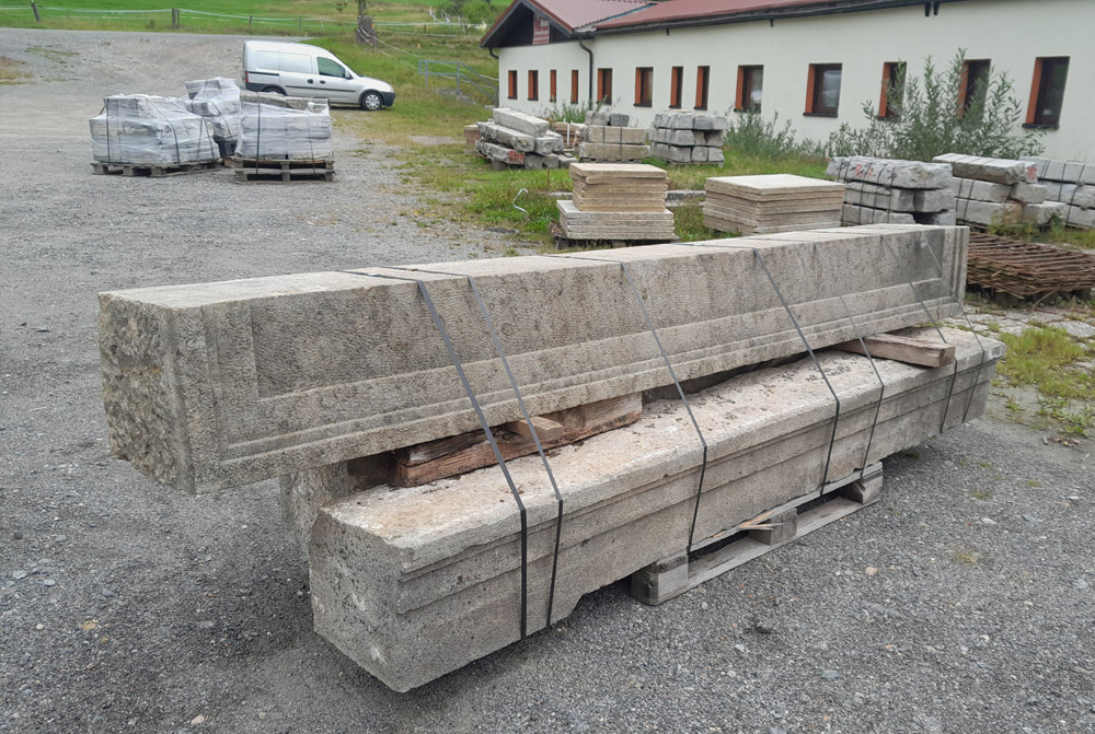 Antike Toreinfassung aus Sandstein