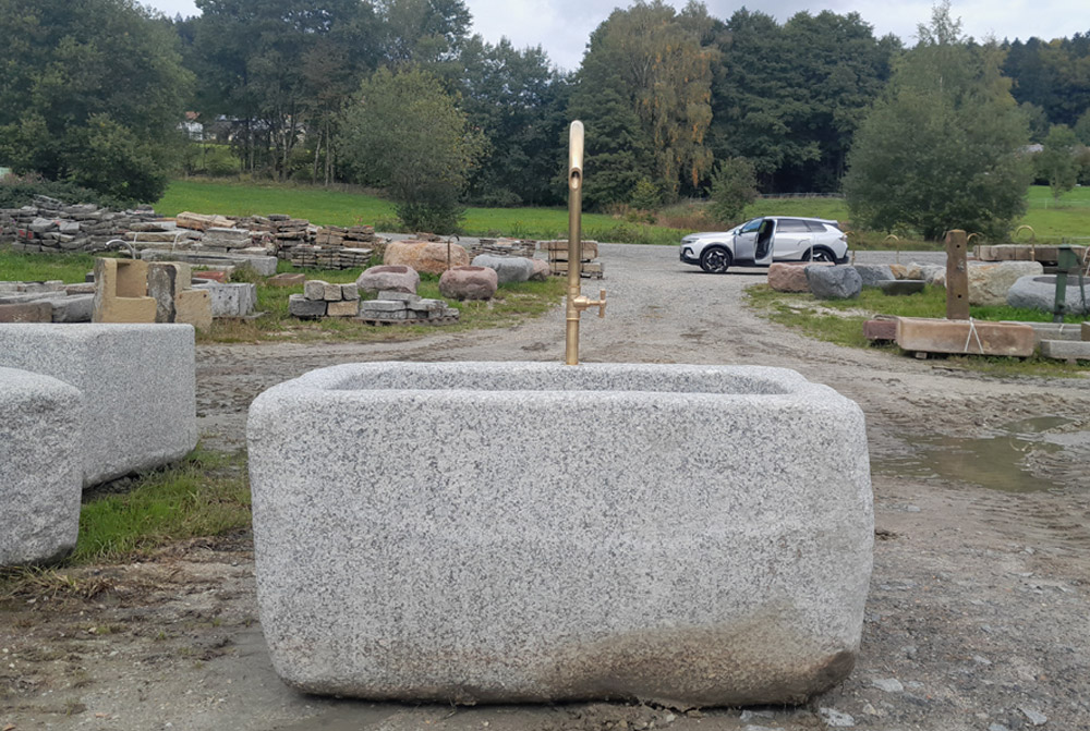 Granitbrunnen mit Messingeinlauf, 130 x 68 x 60 cm