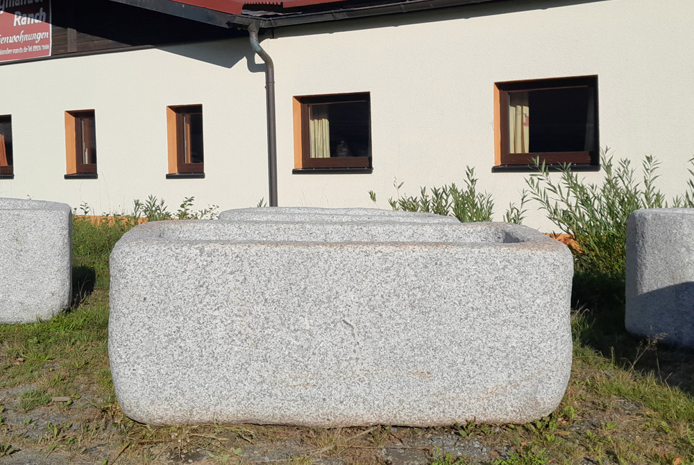 Granitbrunnen, Steinbrunnen, 146 x 63 x 59 cm