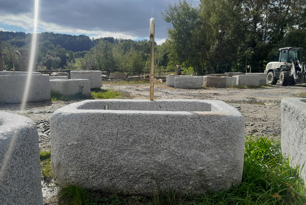 Granitbrunnen mit Messingeinlauf, 122 x 68 x 55 cm