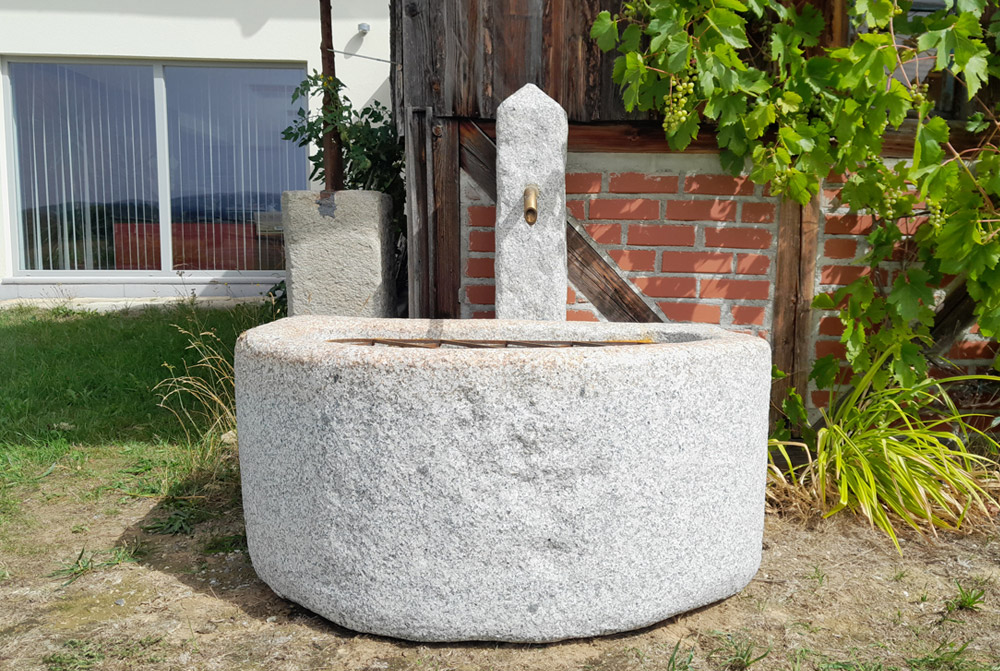 Granitbrunnen, Steinbrunnen, 126 x 87 x 59 cm