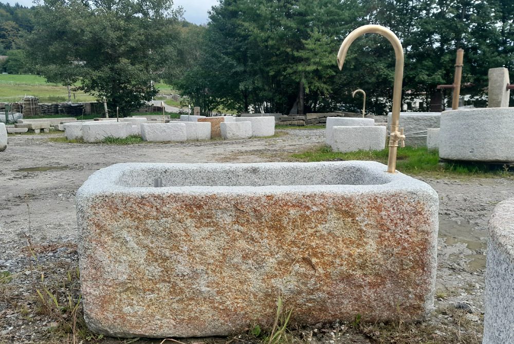Granitbrunnen mit Messingeinlauf, 138 x 67 x 60 cm
