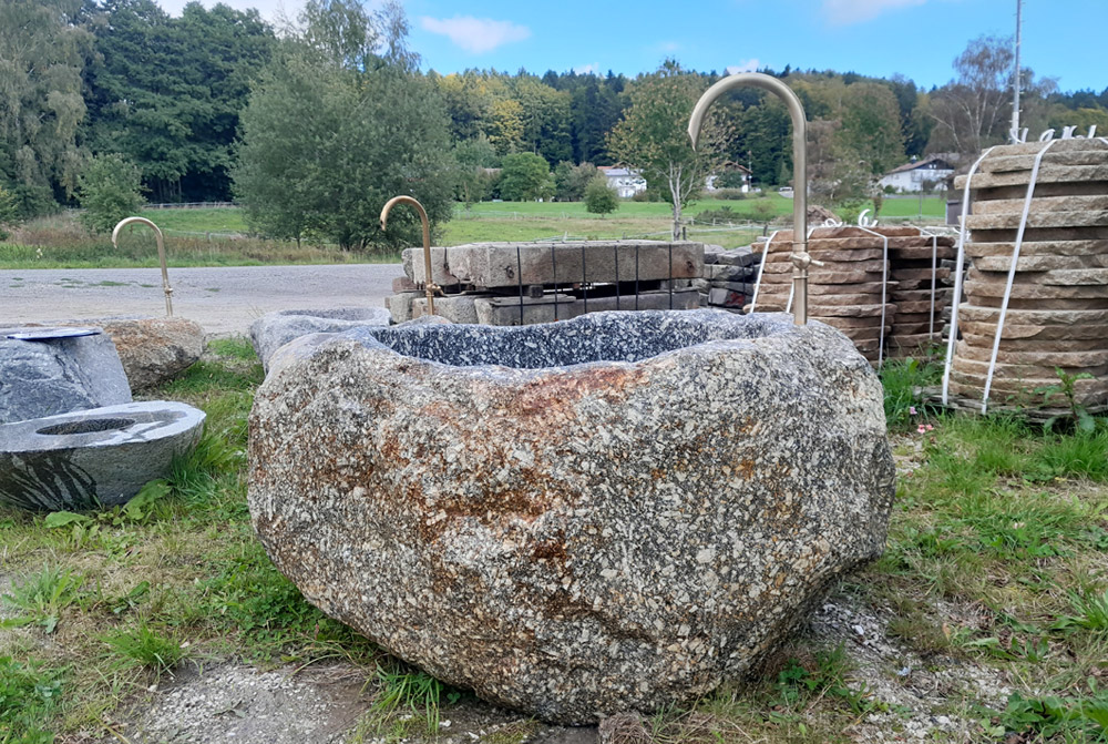 Findlingsbrunnen mit Messingeinlauf, 155 x 140 x 75 cm
