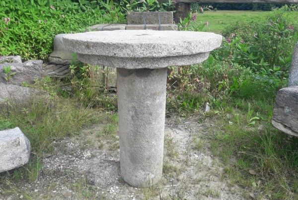 Tisch aus altem Granit