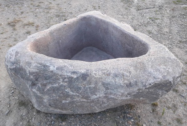 Findlingsbrunnen aus Granit