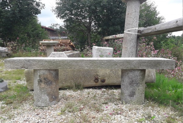 Sitzbank aus altem Granit