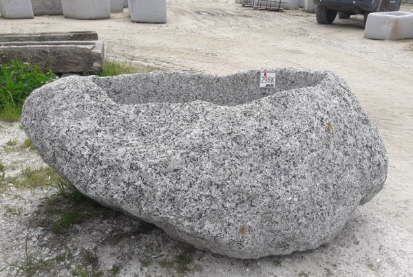 Großer Findlingsbrunnen aus Granit