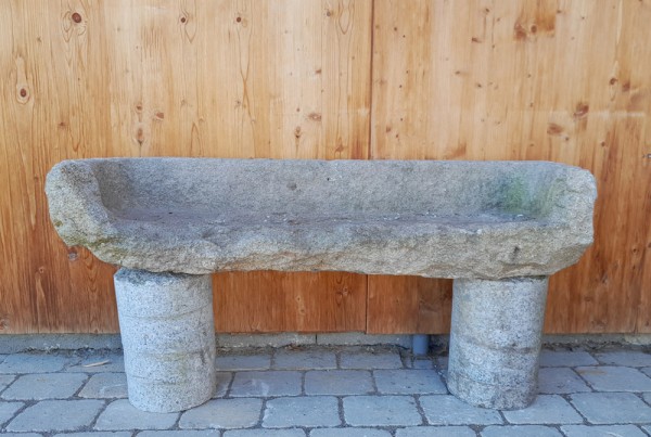 Sitzbank aus Granit