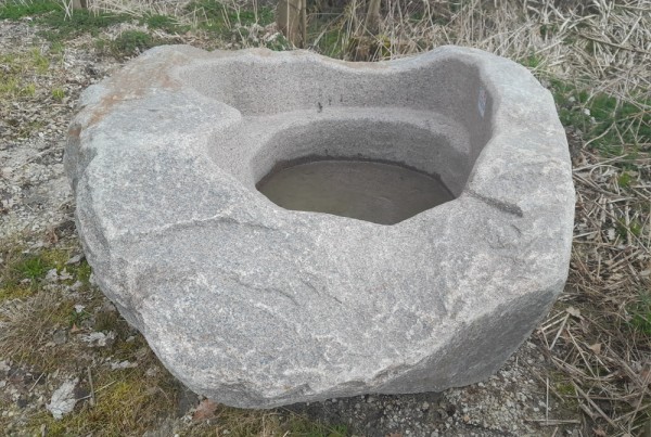 Findlingsbrunnen aus Granit