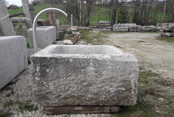 Brunnen aus altem Granitstein