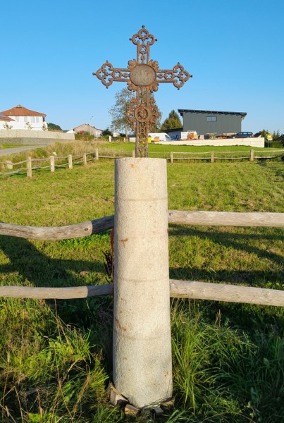 Antikes Kreuz auf alter Granitsäule