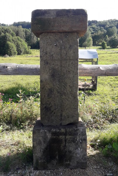 Antike Säulen mit Sockel und Kapitell