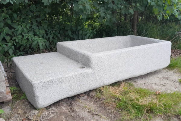 Granitwassergrand mit Sitzfläche