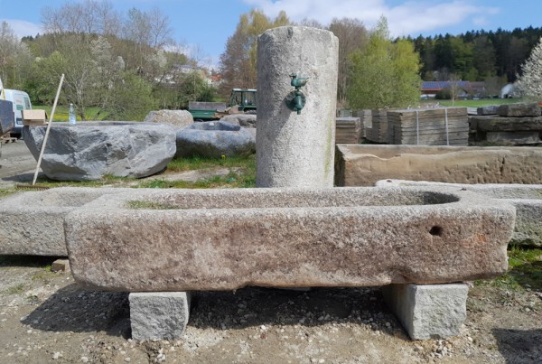 antiker Granittrog mit Brunnensäule