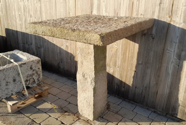 Tisch aus altem Granit